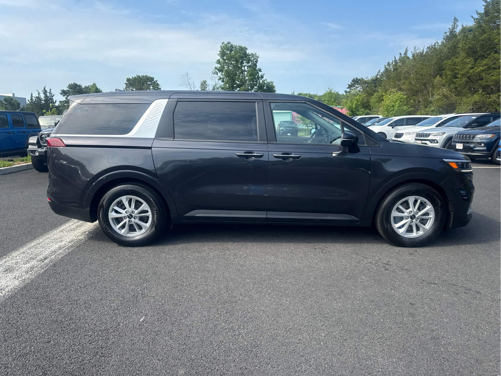 2024 Kia Carnival LX